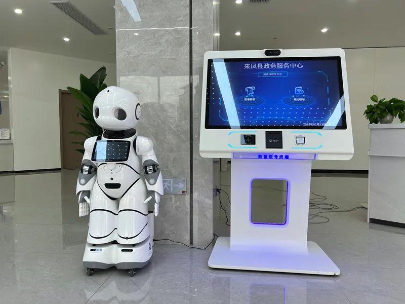 来凤县政务大厅的“智能新同事”上岗！万德昌创新智能助力政务服务再升级